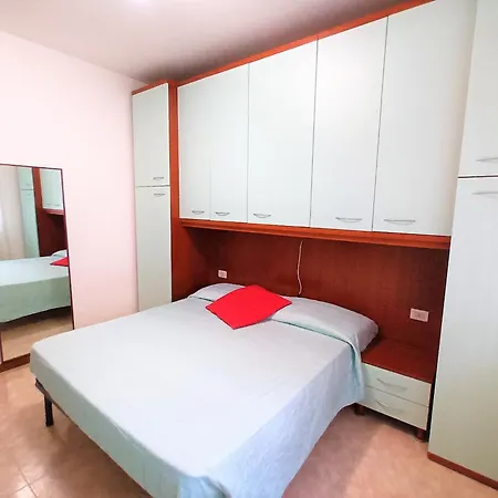 Trilocale Piano Terra Con Doppi Servizi Piazza Aurora 100m Dal Mare - Family Apartment