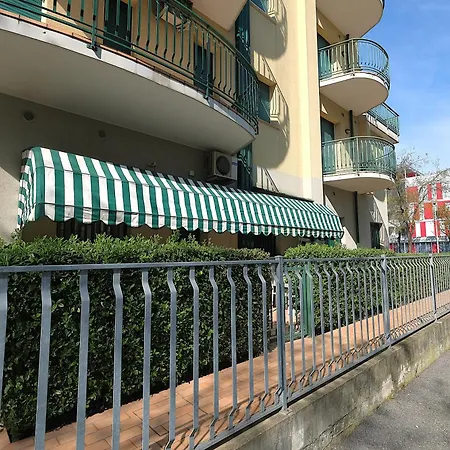 Trilocale Piano Terra Con Doppi Servizi Piazza Aurora 100m Dal Mare - Family